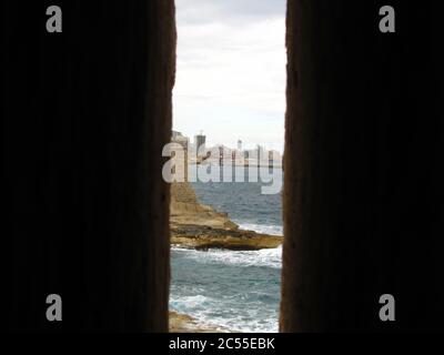 KALKARA, MALTE - 18 avril 2014: La vue sur le Grand Port à Sliema, d'une fente d'arme ou d'ouverture à fort Ricasoli, montrant la mer, la côte et br Banque D'Images