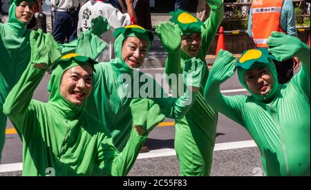 Danseurs folkloriques dans le yukata coloré dansant dans le festival Shibuya Kagoshima Ohara Matsuri dans la rue de Shibuya, Tokyo, Japon. Banque D'Images
