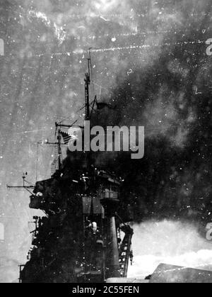 Île de l'USS Yorktown (CV-5) après des attentats à la bombe pendant la bataille de Midway, le 4 juin 1942 Banque D'Images