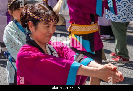 Danseurs folkloriques dans le yukata coloré dansant dans le festival Shibuya Kagoshima Ohara Matsuri dans la rue de Shibuya, Tokyo, Japon. Banque D'Images