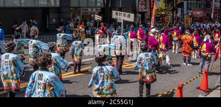 Danseurs folkloriques dans le yukata coloré dansant dans le festival Shibuya Kagoshima Ohara Matsuri dans la rue de Shibuya, Tokyo, Japon. Banque D'Images