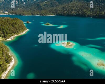 Une vue aérienne stupéfait d'une île dans le sarcelle Eaux du lac Eibsee en Bavière Banque D'Images