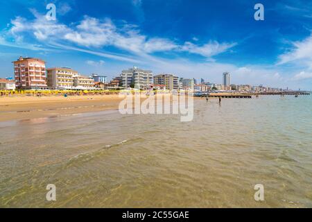 Plage de Lido di Jesolo à la mer adriatique dans une belle journée d'été, Italie Banque D'Images