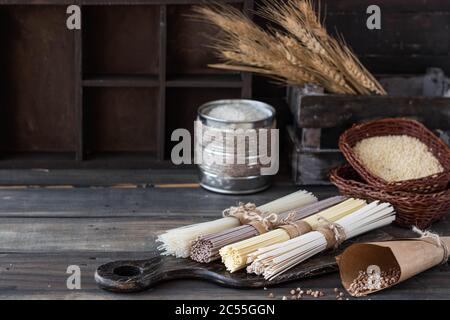Assortiment de sarrasin sans gluten, œuf et nouilles de riz. Banque D'Images