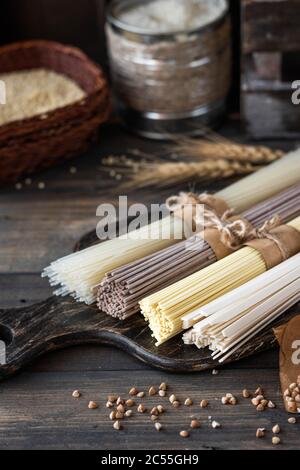 Assortiment de sarrasin sans gluten, œuf et nouilles de riz. Banque D'Images