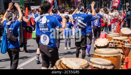 Danseurs folkloriques dans le yukata coloré dansant dans le festival Shibuya Kagoshima Ohara Matsuri dans la rue de Shibuya, Tokyo, Japon. Banque D'Images