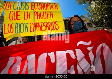 La Paz, LA PAZ, Bolivie. 30 juin 2020. Pendant la quarantaine COVID-19, le Magistère urbain, enseignants, marche dans la ville de la Paz et demande la démission du Ministre bolivien de l'éducation, V'ctor Hugo C''rdenas. Parmi ses demandes, il y a la reprise des cours en face à face, dénonçant le système distant comme inefficace, ainsi que l'écart virtuel affectant les étudiants et les enseignants en matière d'accès à la technologie crédit: Christian Lombardi/ZUMA Wire/Alamy Live News Banque D'Images