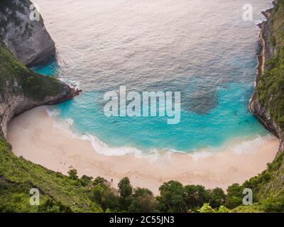 Belle vue sur la plage de Kelingking sur l'île de Nusa Penida, Bali, Indonésie. Vue drone. Banque D'Images