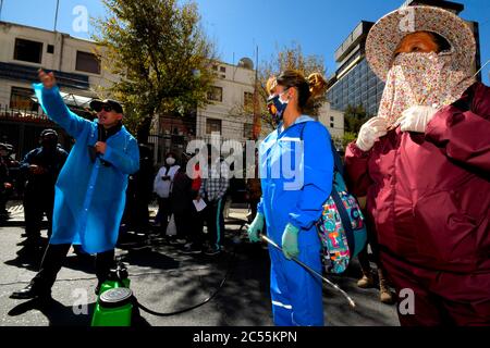 La Paz, LA PAZ, Bolivie. 30 juin 2020. Pendant la quarantaine COVID-19, le Magistère urbain, enseignants, marche dans la ville de la Paz et demande la démission du Ministre bolivien de l'éducation, V'ctor Hugo C''rdenas. Parmi ses demandes, il y a la reprise des cours en face à face, dénonçant le système distant comme inefficace, ainsi que l'écart virtuel affectant les étudiants et les enseignants en matière d'accès à la technologie crédit: Christian Lombardi/ZUMA Wire/Alamy Live News Banque D'Images