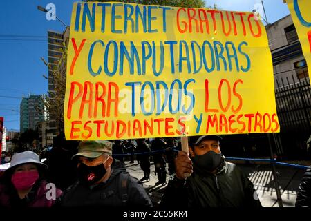 La Paz, LA PAZ, Bolivie. 30 juin 2020. Pendant la quarantaine COVID-19, le Magistère urbain, enseignants, marche dans la ville de la Paz et demande la démission du Ministre bolivien de l'éducation, V'ctor Hugo C''rdenas. Parmi ses demandes, il y a la reprise des cours en face à face, dénonçant le système distant comme inefficace, ainsi que l'écart virtuel affectant les étudiants et les enseignants en matière d'accès à la technologie crédit: Christian Lombardi/ZUMA Wire/Alamy Live News Banque D'Images