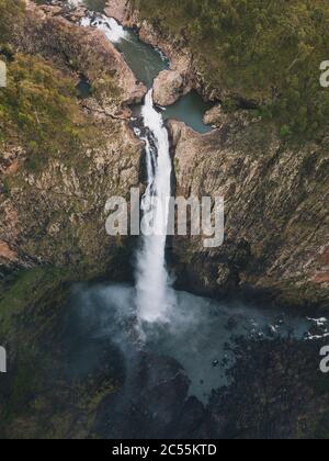 Vue aérienne de haut en bas des chutes de Wallaman dans le parc national de Girringun, Queensland, Australie. Banque D'Images