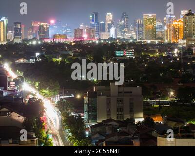 Panorama nocturne de la capitale de l'Indonésie - Jakarta. Banque D'Images