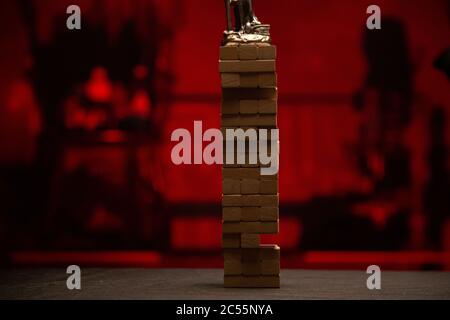 Gros plan de briques en bois empilées sur fond rouge isolé Banque D'Images