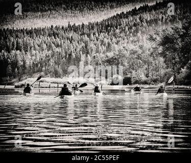 Groupe de personnes kayak sur le lac Banque D'Images