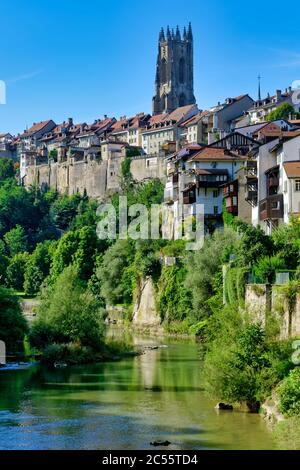 Le centre-ville médiéval de Fribourg (Fribourg) est situé sur un éperon rocheux au-dessus de la rivière Saane (Sarine), en Suisse Banque D'Images