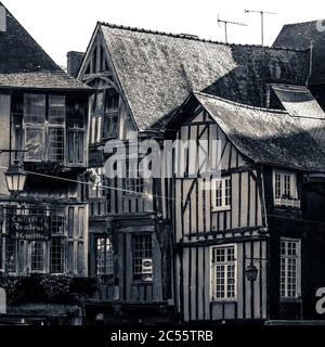 Plan carré en niveaux de gris de bâtiments résidentiels dans la ville de Dinan, Bretagne, France Banque D'Images