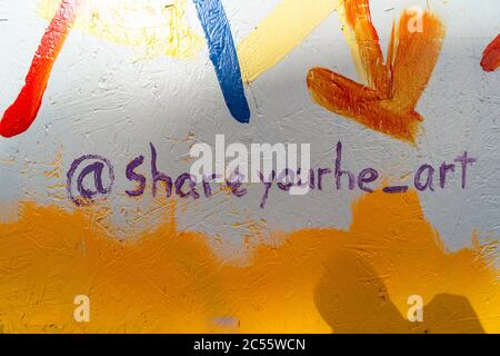 De nombreux artistes créent une fresque sur le panneau de barricade des vitrines de magasins dans de nombreux endroits à SOHO à New York City NY USA le 21 2020 juin. Banque D'Images
