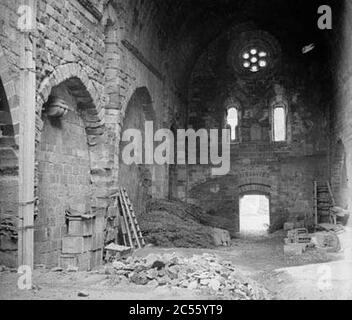 Intérieur de l'església del castell Monestir de Sant Miquel d'Escornalbou abans de la reconstrucción (culture). Banque D'Images