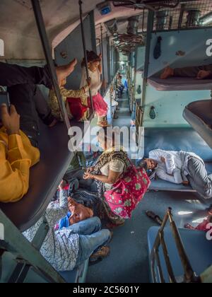 Mumbai, Inde - 17 décembre 2019 : en train de conduire un train indien avec des enfants. Banque D'Images