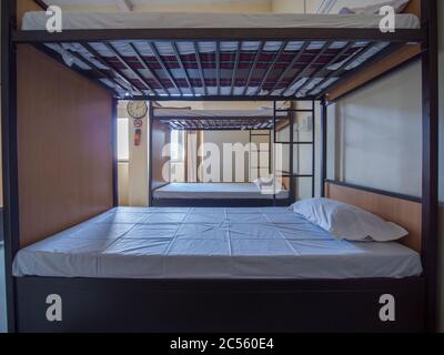 Chambre vide pour une auberge bon marché avec lits superposés en Inde. Banque D'Images