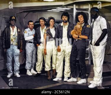 L'équipage de l'USCSS Nostromo d'Alien (1979) dirigé par Ridley Scott et avec de gauche à droite Harry Dean Stanton (Brett), Ian Holm (Ash), John Hash (Kane), Veronica Cartwright (Lambert), Tom Skerritt (Dallas), Jones The Cat, Sigourney Weaver (Ripley) et Yaphet Parker Kotto (Parker). Banque D'Images