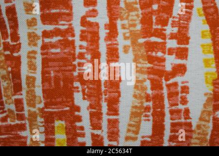 Tissu coloré brillant avec lignes ondulées brisées orange et jaune sur fond blanc Banque D'Images