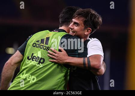 Genova, Italie. 30 juin 2020. Paulo Dybala de Juventus célèbre son but avec Gianluigi Buffon lors d'un match de football entre Gênes et le FC Juventus à Genova, Italie, le 30 juin 2020. Crédit: Federico Tardito/Xinhua/Alamy Live News Banque D'Images