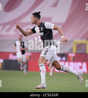 Genova, Italie. 30 juin 2020. Cristiano Ronaldo de Juventus célèbre son but lors d'un match de football de série A entre Gênes et le FC Juventus à Genova, Italie, le 30 juin 2020. Crédit: Federico Tardito/Xinhua/Alamy Live News Banque D'Images