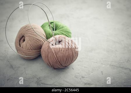 Boules de fil de couleur sur fond de béton gris Banque D'Images