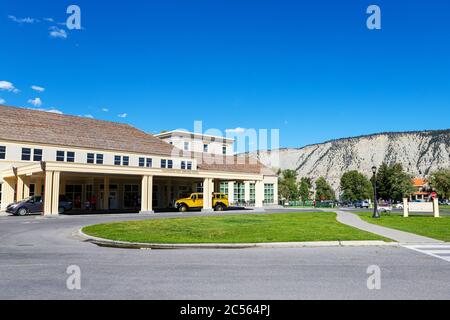 Wyoming, États-Unis - 28 août 2019 : l'hôtel Mammoth Hot Springs est un hôtel historique construit en 1936 et nommé d'après les sources proches du parc national de Yellowstone. Banque D'Images