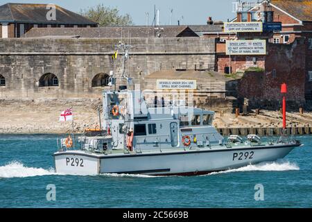 Le bateau de patrouille de la classe Archer de la Royal Navy HMS Charger (P292) à Portsmouth, au Royaume-Uni, le 1er juin 2020. Banque D'Images