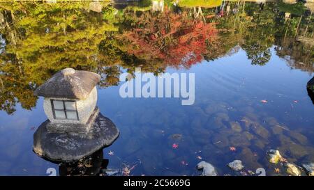 Lanterne traditionnelle en pierre (toro) sur l'étang de Kokoen Garden près du château Himeji Japon Banque D'Images