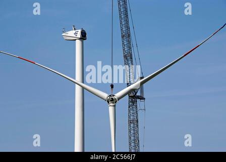 Assemblage d'une éolienne, Kirf, Sargau, Rhénanie-Palatinat, Allemagne Banque D'Images