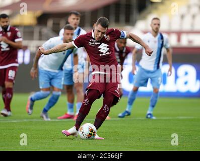 Turin. 1er juillet 2020. Andrea Belotti de Turin marque son but lors d'un match de football de série A entre Turin et Lazio à Turin, Italie, 30 juin 2020. Crédit: Xinhua/Alay Live News Banque D'Images