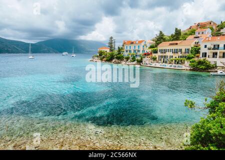 Village de Fiskardo avec de beaux nuages au-dessus de l'île de Céphalonie, Grèce. Banque D'Images