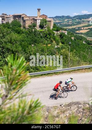 Deux cyclistes en tournée dans l'Apennin sur une route de montagne isolée près de Talamello, province de Rimini dans la région Emilia-Romagna. Banque D'Images