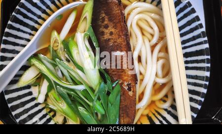 Bouillon avec nouilles udon et hareng, repas japonais Banque D'Images