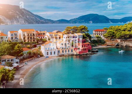 Ville colorée et confortable Assos avec toits rouges à la place méditerranéenne verte luxuriante de l'île de Céphalonie, Grèce. Banque D'Images