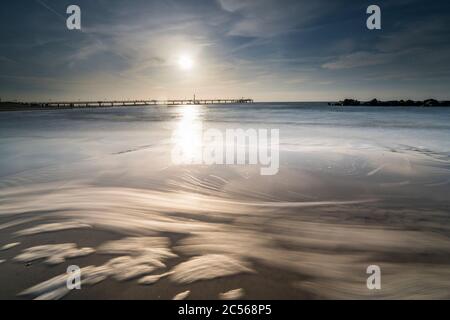 Mer Baltique dans la lumière du soir, plage, tempête, meershaum, soleil, rétro-éclairage, hiver Banque D'Images