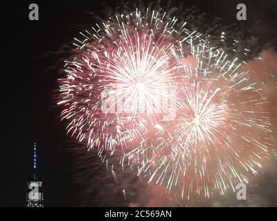 Weehawken, États-Unis. 30 juin 2020. Feux d'artifice pour le spectacle annuel de feux d'artifice du 4 juillet de Macy illuminez le ciel sur le fleuve Hudson près de One World Trade Center et des gratte-ciel de Manhattan le mardi 30 juin 2020 à Weehawken, New Jersey. Macy's a mis sur le deuxième de ce qui sera plusieurs petits feux d'artifice, non annoncés en prévision de la prochaine fête du 4 juillet. La ville de New York se prépare à entrer dans la phase 3 d'un plan de réouverture en quatre parties le 6 juillet après avoir été fermée pendant près de 4 mois en raison de la COVID-19. Photo de John Angelillo/UPI crédit: UPI/Alay Live News Banque D'Images