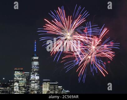 Weehawken, États-Unis. 30 juin 2020. Feux d'artifice pour le spectacle annuel de feux d'artifice du 4 juillet de Macy illuminez le ciel sur le fleuve Hudson près de One World Trade Center et des gratte-ciel de Manhattan le mardi 30 juin 2020 à Weehawken, New Jersey. Macy's a mis sur le deuxième de ce qui sera plusieurs petits feux d'artifice, non annoncés en prévision de la prochaine fête du 4 juillet. La ville de New York se prépare à entrer dans la phase 3 d'un plan de réouverture en quatre parties le 6 juillet après avoir été fermée pendant près de 4 mois en raison de la COVID-19. Photo de John Angelillo/UPI crédit: UPI/Alay Live News Banque D'Images