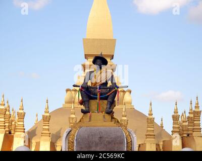 Gros plan de la statue du roi Sethathirath à Pha que Luang stupa à Vientiane, Laos Banque D'Images