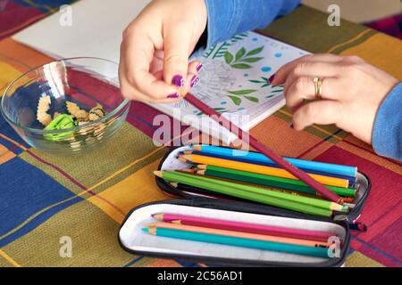 Femme peinture mandalas pour combattre le stress causé par le confinement à Prévenir le coronavirus COVID-19 Banque D'Images