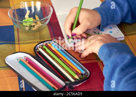 Femme peinture mandalas pour combattre le stress causé par le confinement à Prévenir le coronavirus COVID-19 Banque D'Images
