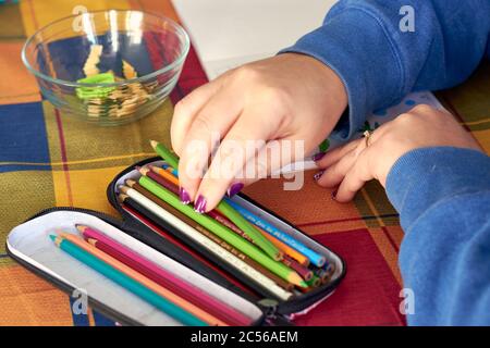 Femme peinture mandalas pour combattre le stress causé par le confinement à Prévenir le coronavirus COVID-19 Banque D'Images