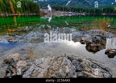 Eibsee avec Eibsee Hotel près de Grainau, montagnes Wetterstein, pays de Werdenfelser, haute-Bavière, Allemagne Banque D'Images