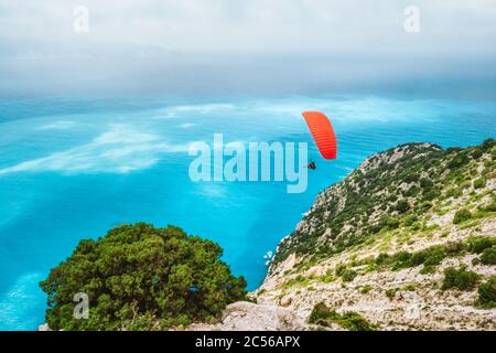 Parapente à Myrtos Beach. Île de Céphalonie, Grèce. Activités de loisirs. Banque D'Images