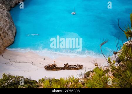 Près de Shipwreck sur la plage de Navagio. Eau de mer turquoise Azur et plage de sable paradisiaque. Célèbre monument touristique sur l'île de Zakynthos, Gree Banque D'Images