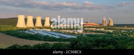 Vue panoramique de la centrale nucléaire de Mochovce pendant l'heure d'or. Banque D'Images