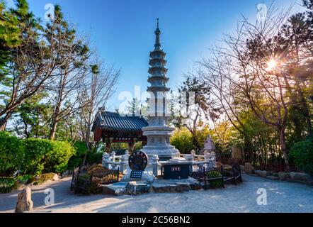 BUSAN, CORÉE DU SUD - 21 février 2020 : magnifique pagode dans le temple de Haedong Yonggungsa est une des destinations touristiques célèbres à Busan au lever du soleil, S. Banque D'Images